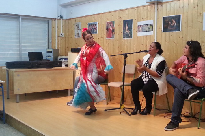 El IES Al Andalus celebró el Día del Flamenco con el cuadro flamenco de  María Gómez “La Canastera”, Niño Carmelo y la bailaora Graci Guirado.
